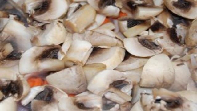Курица тушеная с грибами