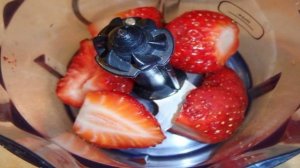 Руккола с моцареллой и клубникой