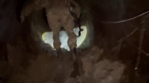 В тесноте и кромешной тьме, где каждый шаг на грани, вера не просто поддерживает. Она ведет.