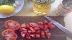 Салат с помидорами и фасолью