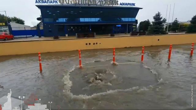 На улицах Анапы потоп из-за дождя.