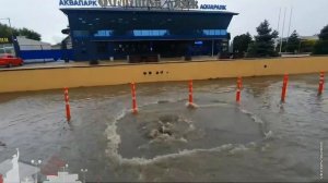 На улицах Анапы потоп из-за дождя.