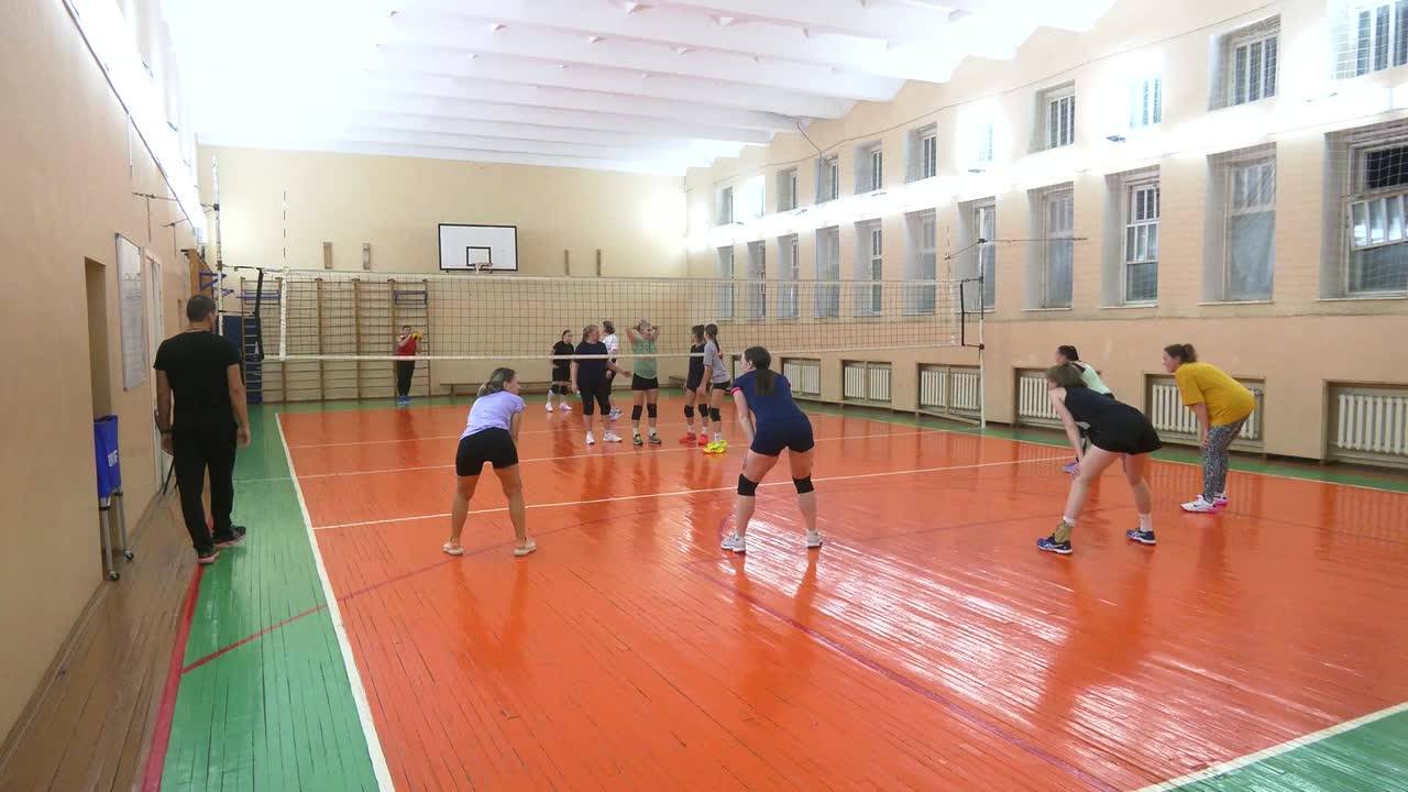 Горожане активно занимается спортом и физкультурой в школьных спортзалах Костромы