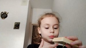 кушаю шоколад с волосами