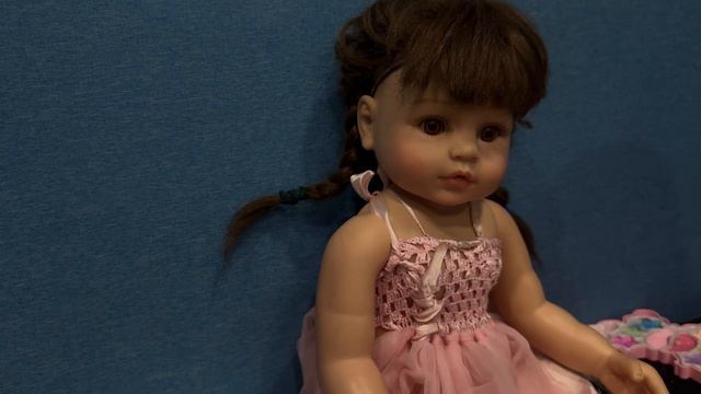 Настя лайк играет в куклы Бен из бон и косметику