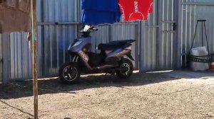 Электроскутер заряденый громкой аудио системой