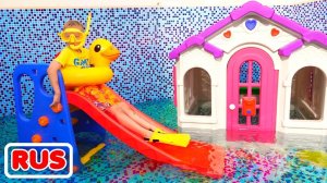 Дети играют с домиком в бассейне! Видео от Влада и Ники!
