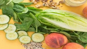 Салат с персиками и киноа