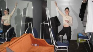 За дверями гримёрок перед выступлением (артистка цирка Любовь Соколова)