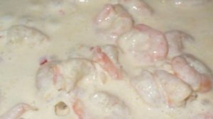 Креветки в сырно-чесночном соусе