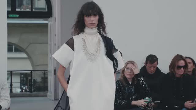Показ женской коллекции Sacai весна-лето 2026