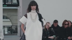 Показ женской коллекции Sacai весна-лето 2026