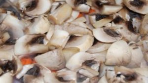 Курица тушеная с грибами