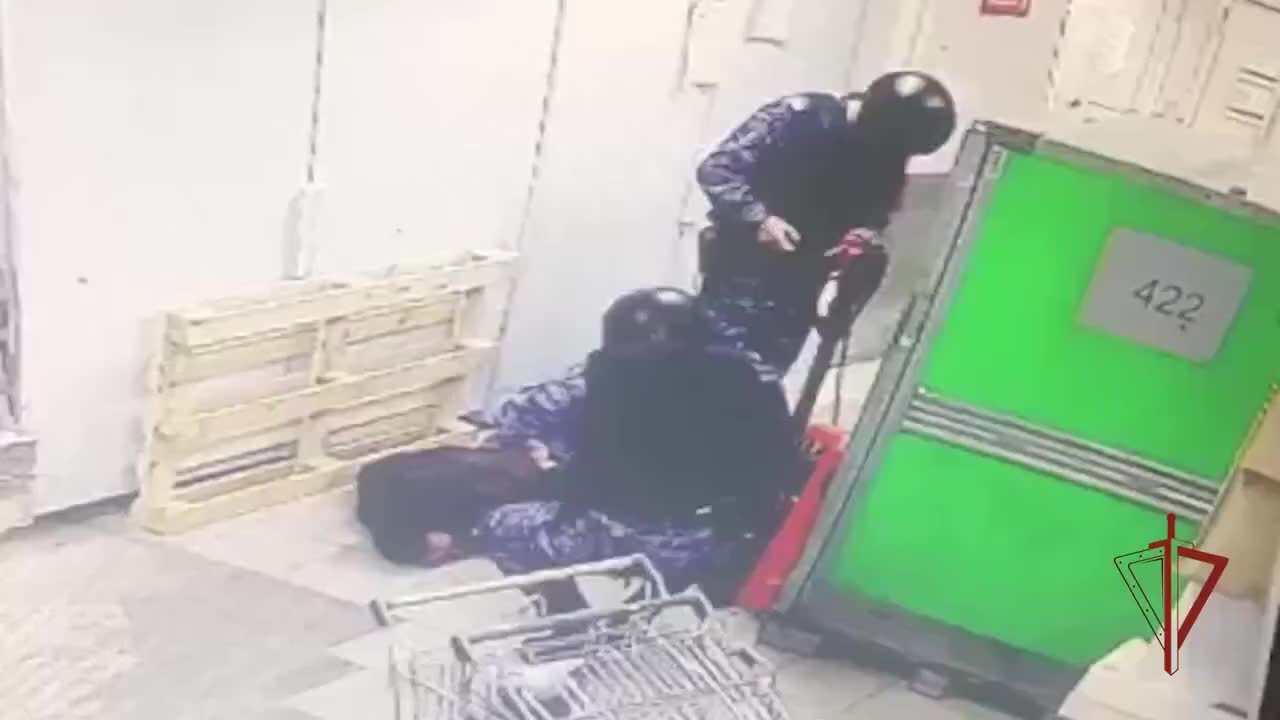 Пьяный мужчина вломился в магазин, съел продукты и украл алкоголь