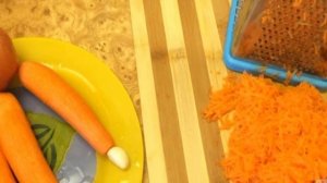 Морковный салат с чесноком, яблоками и майонезом