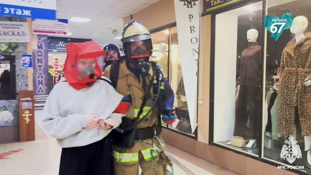 Смоленские пожарные провели тактические учения в торговом центре