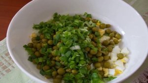 Салат с печенью трески и яйцом
