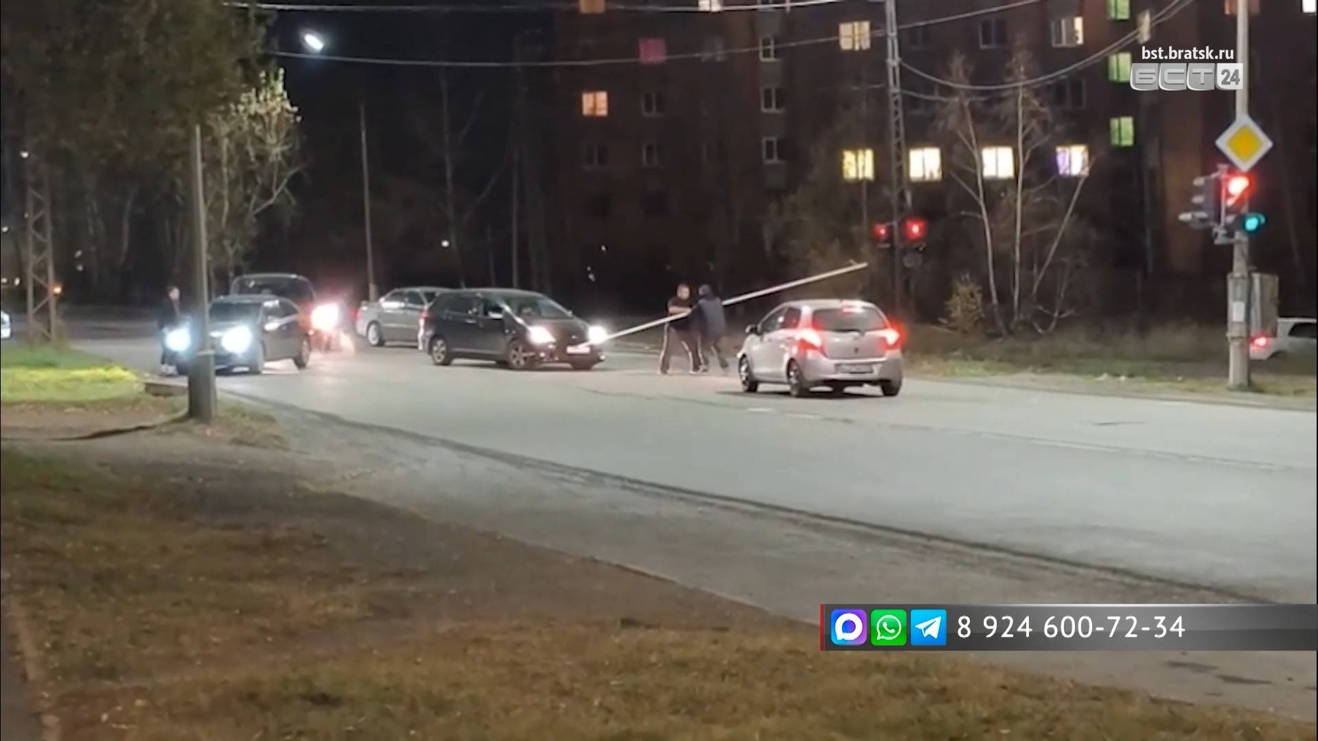 Человек-шлагбаум курьёз на перекрёстке Гагарина и Рябикова в Братске