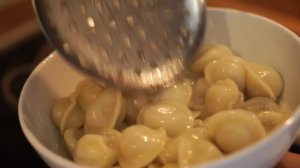 ПУГАЮ СОБАКУ, ВО ВРЕМЯ ТОГО, КАК ОНА ВОРУЕТ ЕДУ СО СТОЛА!