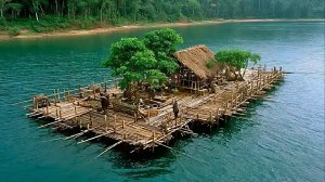 Мужчина построил большой плавучий остров-плот из бамбука