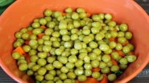 Салат с печенью, морковью и горошком