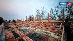 Региональный фонд капремонта восстанавливает крышу жилого дома на Строителе