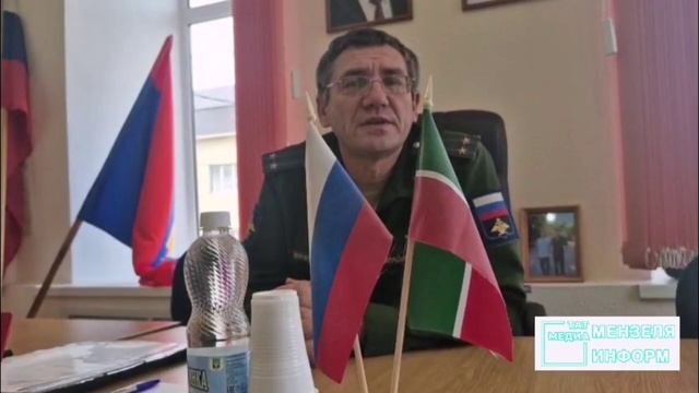 Военный комиссар Мензелинского района Сергей Владимиров поздравляет призывников