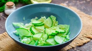 Салат с пекинской капустой, крабовыми палочками и кальмарами