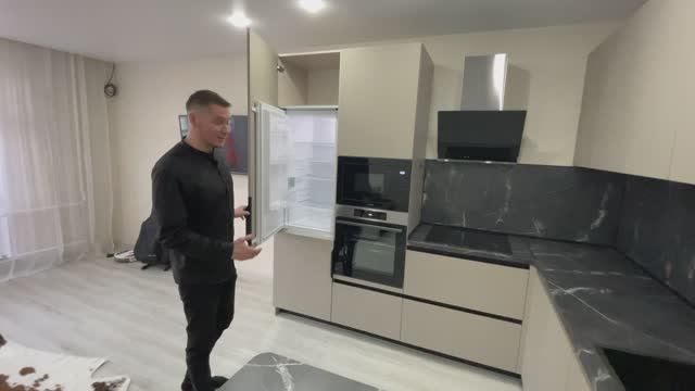 Валерий обозревает кухню с барной стойкой