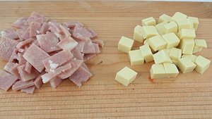 Салат с помидорами, ветчиной и сыром