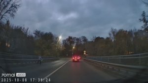 Девочка на роликах едет по дороге