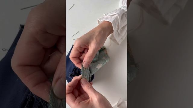 17 этап: Присоединяем подкладочную часть рукавов к подкладке с помощью швов в ручную «назад иглой»