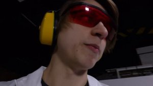 Прожжёт ли сверхмощный лазер петарду насквозь?