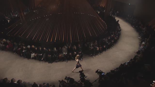 Показ женской коллекции Alexander McQueen весна-лето 2026