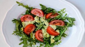 Салат с рукколой и семгой