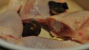 Курица, тушенная кусочками с луком