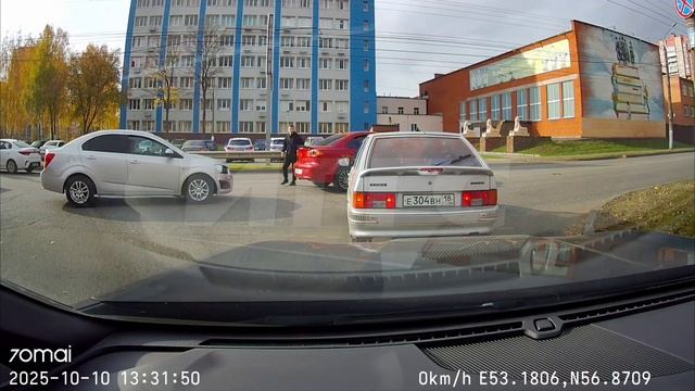 10.10.2025 Момент ДТП на перекрёстке ул. 30 лет Победы и ул. 8-ая Подлесная (Ижевск)
