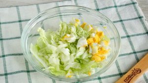 Салат с пекинской капустой и сайрой