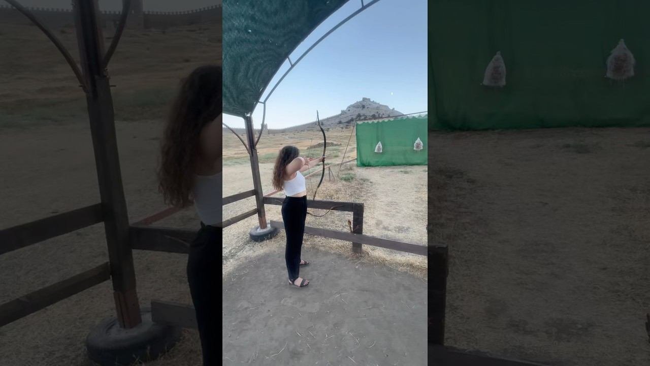 Стреляла из лука в Судакской крепости