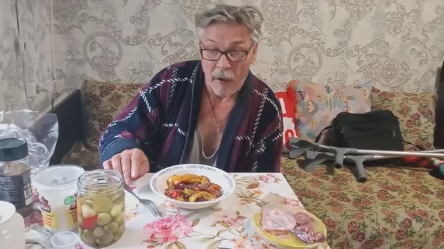 11.10.2025. Жизнь в деревне : Посадила чеснок, Приготовила еды, Накормила мужа
