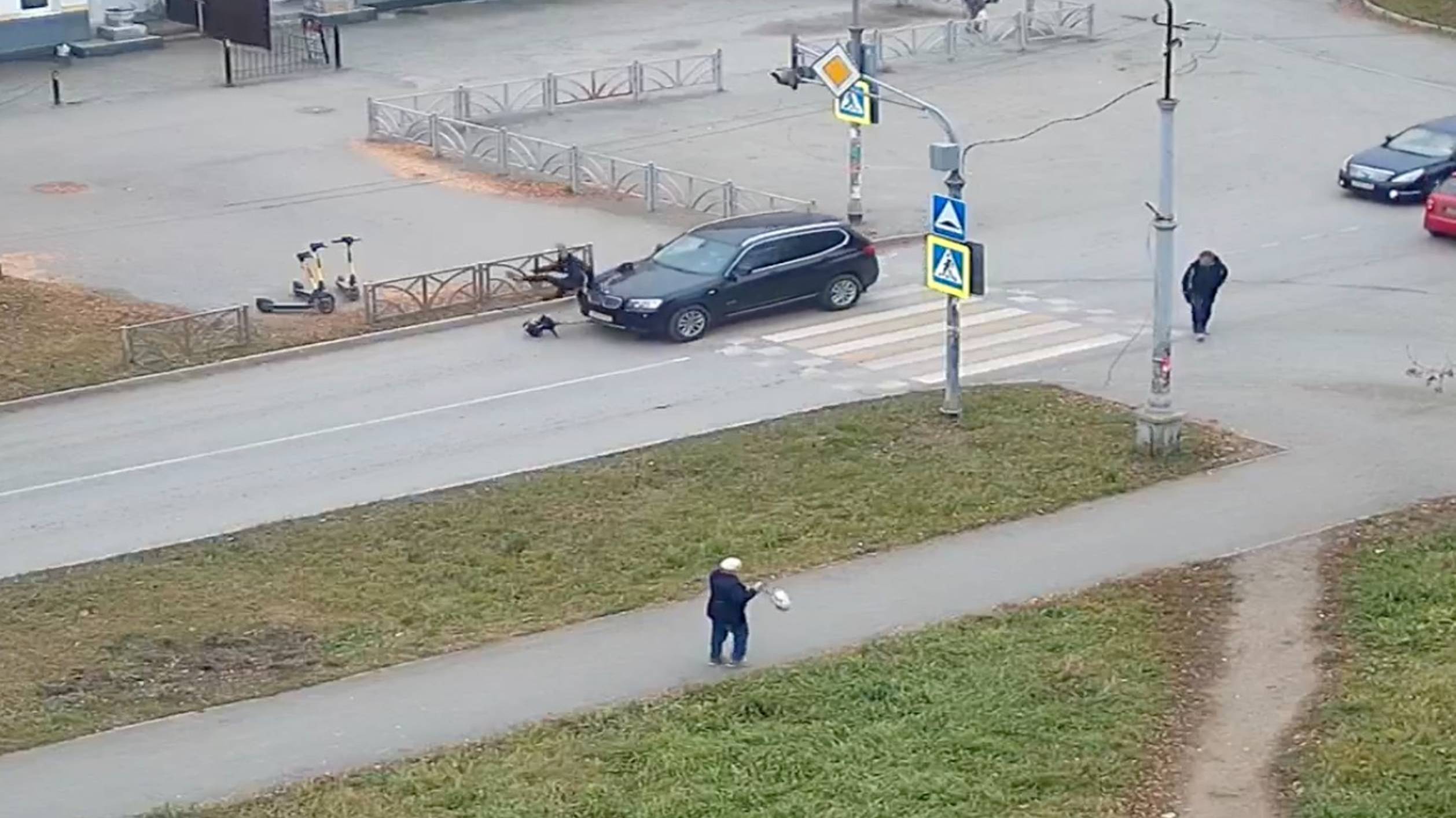 На пешеходном переходе снова ДТП с самокатчиком