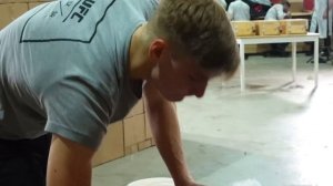 БИТВА ЗА ОГРОМНЫЙ ПОДАРОК.. ДОСТАНЕТСЯ ТОЛЬКО ОДНОМУ!