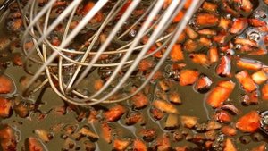 Салат на гриле с сыром и клубникой