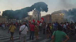 Демонстрация протеста возле Колизея в Риме.