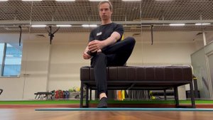 Растяжка подошвенного свода стопы и сгибателей пальцев стопы сидя нога на ногу