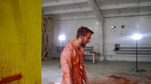 СЪЕШЬ ВСЮ КЛУБНИКУ ИЛИ ТЫ УПАДЕШЬ В БАССЕЙН С КРАСКОЙ