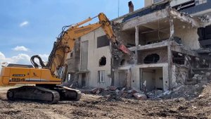 Снос зданий с помощью экскаватора с гидромолотом.