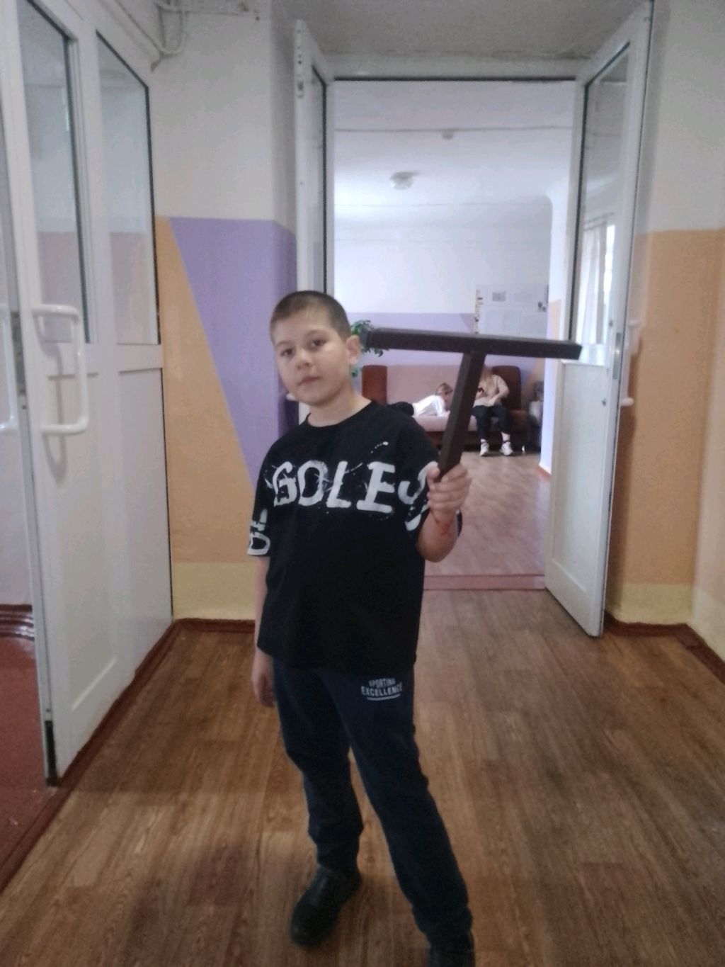 тая идёт домой
