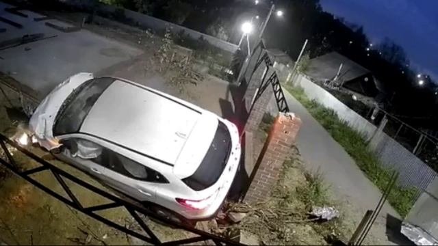 В Кольчугине водитель кроссовера снёс забор