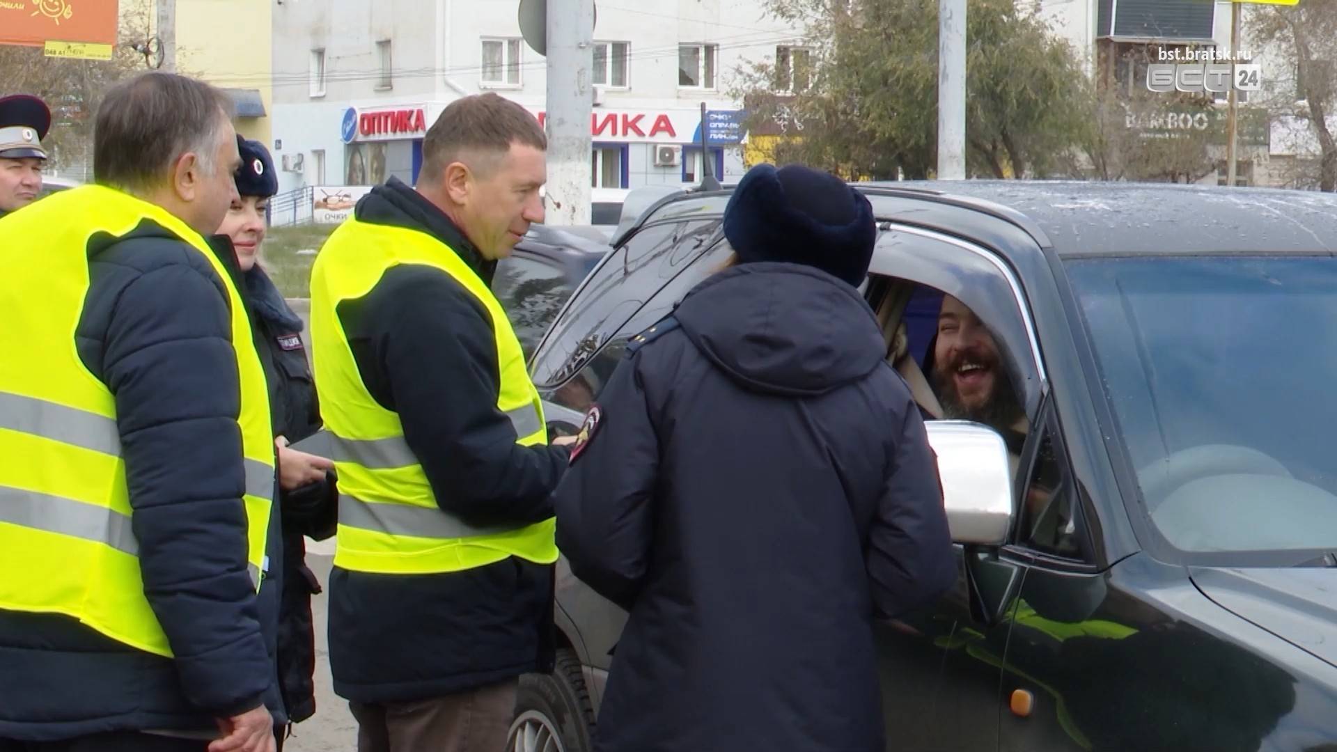 Братских водителей научили правильно проезжать кольцо Мира – Подбельского